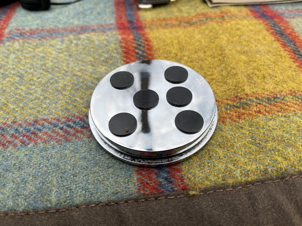 Steel base with mutliple rubber pads stuck to it for gripping.