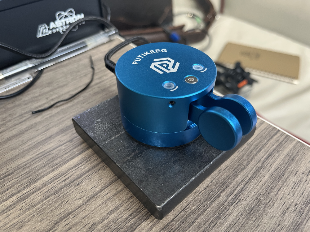 Putikeeg paddles in blue aluminum.