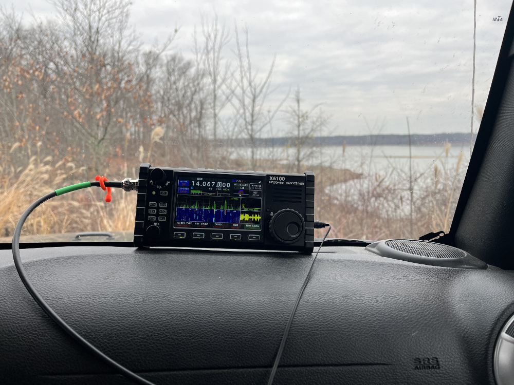 The triumphant Xiegu X6100 on the dashboard of the Jeep.